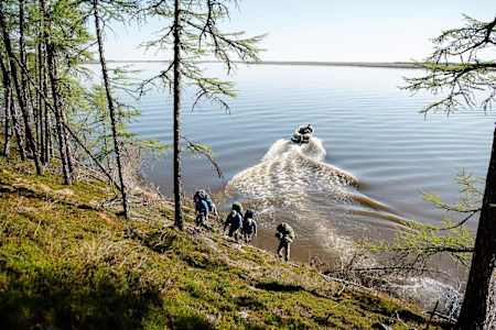 Килиан Фишхубер, Роберт Ляйстнер, Галя Терентьева и Сергей Карпухин высаживаются с катера, чтобы начать свой долгий поход к Сундрунским кекурам.
