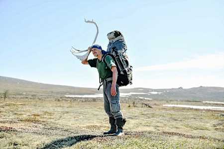 Сергей Карпухин смотрит на удаляющийся сибирский пейзаж в альпинистской экспедиции.