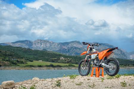 KTM EXC 150 TPi w przepięknej scenerii w Baselli w Katalonii, Hiszpania