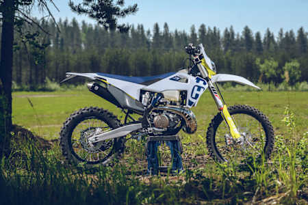 Husqvarna TE300i w środowisku naturalnym - w lesie.