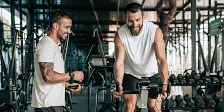 HYROX-Meistertrainer Tiago Lousa mit seinem Athleten Alexander Rončević