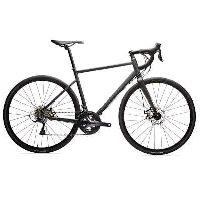 Le RC500 est "le vélo de route le plus confortable" de la gamme Triban de Décathlon. À moins de 700 euros, il fait partie de notre top des meilleurs vélos de route pas cher de 2020.