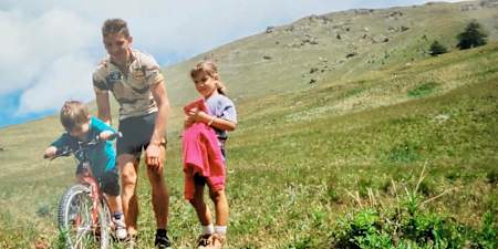 Loïc Bruni being pushed on a bike by his father Jean-Pierre Bruni.
