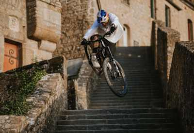 Kriss Kyle dévale à VTT les marches du Mont-Saint-Michel lors du tournage de son projet vidéo.