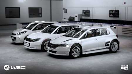 Captura de pantalla de EA Sports WRC muestra el constructor de vehículos con tres coches de rally blancos en un garaje.