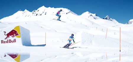 Des skieurs s'affrontent lors de la compétition de slalom parallèle du Red Bull Alpine Park à Val d'Isère.
