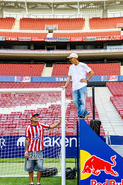 Danny León inspecciona la portería del Riyadh Air Metropolitano junto a Marc Pubill.