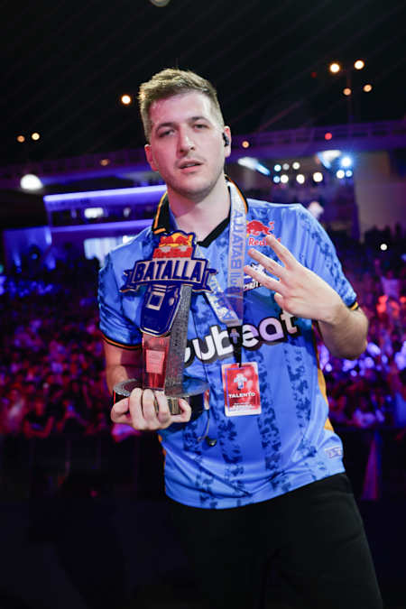 Chuty posa como ganador de la Regional de Red Bull Batalla en Madrid, el 23 de junio de 2023.