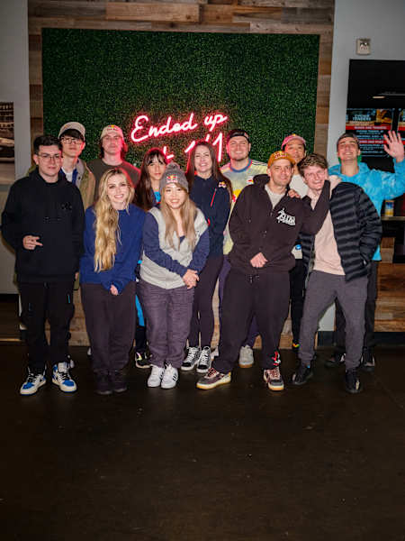 C9 Blackoutz, iiTzTimmy, Jordy2D, Nicki Taylor, C9 Emilia, Tiffae, KayPea, Mike LaBelle, GrandPooBear, Anakin, Keeoh, Cloakzy en Burbank, California, EE.UU. el 22 de marzo de 2023. 