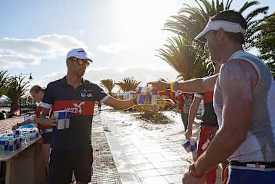 Podczas długiego biegu warto wypić napój energetyczny