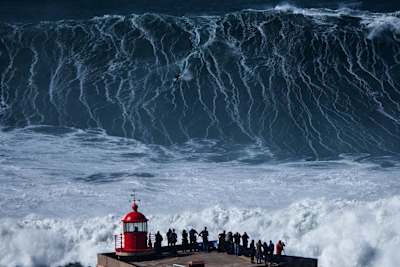 Le surfeur Lucas Chumbinho affronte une vague monstre en surf à Nazaré au Portugal en 2017.