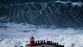 Le surfeur Lucas Chumbinho affronte une vague monstre en surf à Nazaré au Portugal en 2017.