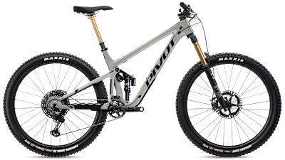 Le VTT de trail tout-suspendus Pivot Switchblade Pro X01 Fox Live Valve est l'un des meilleurs modèles de sa catégorie en 2022.