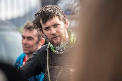 Le regard d'un pilote d'enduro qui a absolument tout donné dans une compétition en Irlande du Nord.