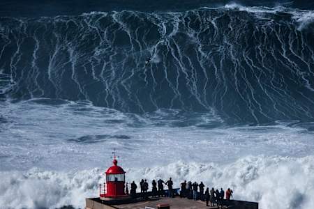 Le surfeur Lucas Chumbinho affronte une vague monstre en surf à Nazaré au Portugal en 2017.