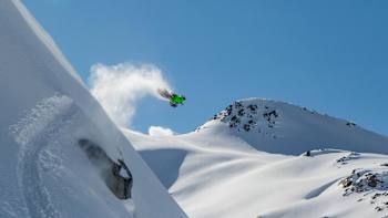 Reagan Sieg vuela durante la filmación de “Powder Hounds”.