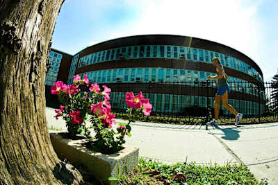 Eine Teilnehmerin rennt beim Self-Transcendence 3100 Mile Race um den Häuserblock in Queens, New York.