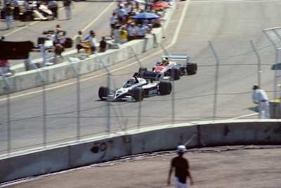 Ayrton Senna -detrás- lucha con Nelson Piquet en el Gran Premio de Dallas de 1984.