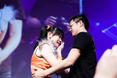 Gamerbee shares an emotional moment with his wife during a tournament.