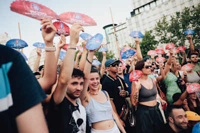 El público levanta sus abanicos para emitir su veredicto en la semifinal de Madrid de Red Bull Dance Your Style.