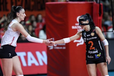 Hande Baladın ve Eczacıbaşı Dynavit'in liberosu Simge Aköz