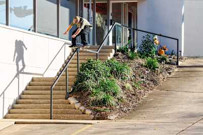 Jamie Foy su una ringhiera a Los Angeles
