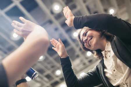 Перекинуться парой шуток с коллегами - повысить свою эффективность