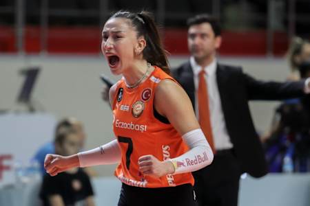 Hande Baladın tam anlamıyla komple bir smaçör