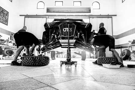 Los mecánicos trabajan en el OT3 de Overdrive.