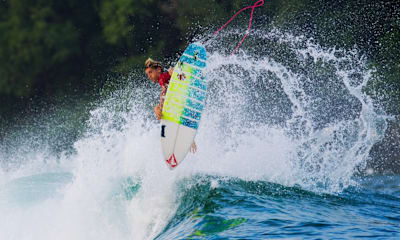 Surf-Profi Leon Glatzer performt in jungen Jahren einen Air.