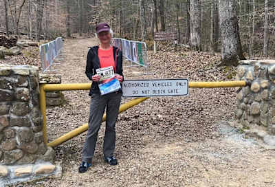 Nicky Spinks posa con su dorsal antes del comienzo del maratón de Barkley.