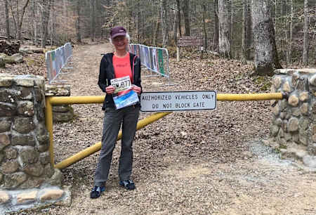 Nicky Spinks posa con il suo numero di gara prima della Barkley Marathons.
