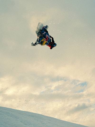 Andreas Bergmark gör världens första backcountry front flip på snöskoter under sin projektfilmning för The Big 5 i Riksgränsen, Sverige i juni 2023.