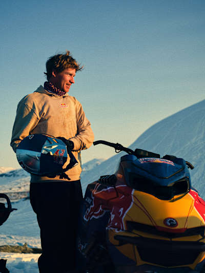 Andreas Bergmark gör världens första backcountry front flip på snöskoter under sin projektfilmning för The Big 5 i Riksgränsen i Sverige i juni 2023.