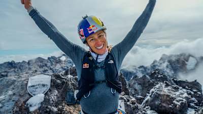 A ultrarunner brasileira Fernanda Maciel comemora o estabelecimento de um novo Fastest Known Time (FKT) no pico mais alto da Oceania, Carstensz Pyramid, também conhecido como Puncak Jaya.