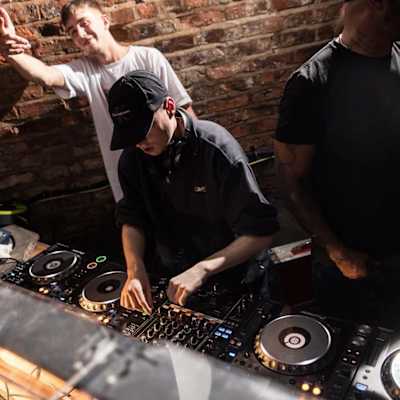 Drum'n'bass producer SL8R DJs live