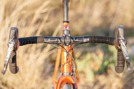 Detail-Ansicht eines Lenkers an einem Gravel-Bike.