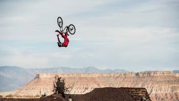 Le Canadien Brandon Semenuk plaque son fameux back flip one foot can en VTT slopestyle.