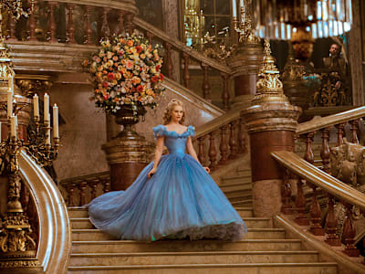 Estrelado por Lily James como Ella (Cinderela)