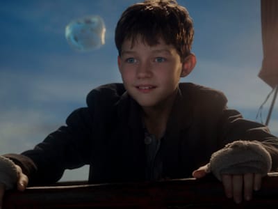 Levi Miller faz o papel do menino Peter Pan