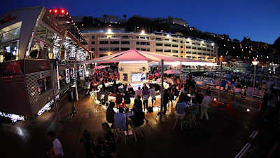 Les invités se retrouvent la nuit à la de la Red Bull Energy Station du Grand Prix de Monaco.