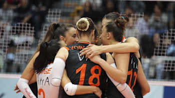 Eczacıbaşı Dynavit Takımı oyuncuları kutlama yapıyor.