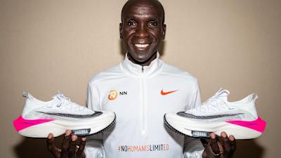 Portrait du marathonien Eliud Kipchoge avec la chaussure Nike ZoomX Vaporfly