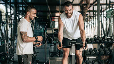 Tiago Lousa coache l'athlète HYROX Alexander Rončević lors d'un entrainement.