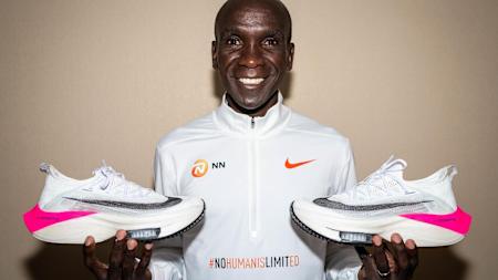 Portrait du marathonien Eliud Kipchoge avec la chaussure Nike ZoomX Vaporfly