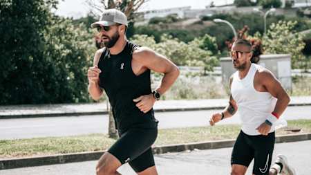 HYROX Elite 15 Athlet Alexander Rončević beim Laufen im Training: Der Österreicher hat keine Angst, bei HYROX-Rennen das Tempo zu bestimmen
