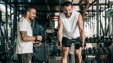 Tiago Lousa coache l'athlète HYROX Alexander Rončević lors d'un entrainement.