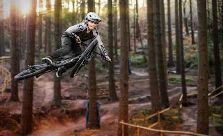 Les prix des VTT pour enfants, restent un frein pour de nombreux parents. Commencal propose des VTT rigide 20’’ à 400 euros mais les tarifs s’envolent en tout suspendu jusqu’à 2 500 euros.