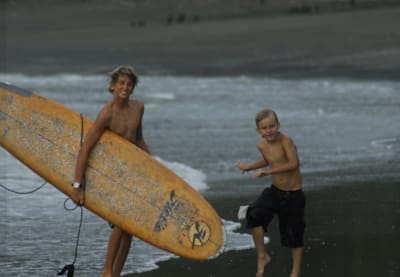 Surf-Profi Leon Glatzer als Jugendlicher mit seinem kleinen Bruder in Costa Rica.