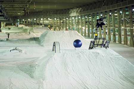 Marko Grilc machacando el snowpark de Snowworld.